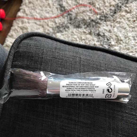 BareMinerals flawless complexion brush - Picture 2 of 3